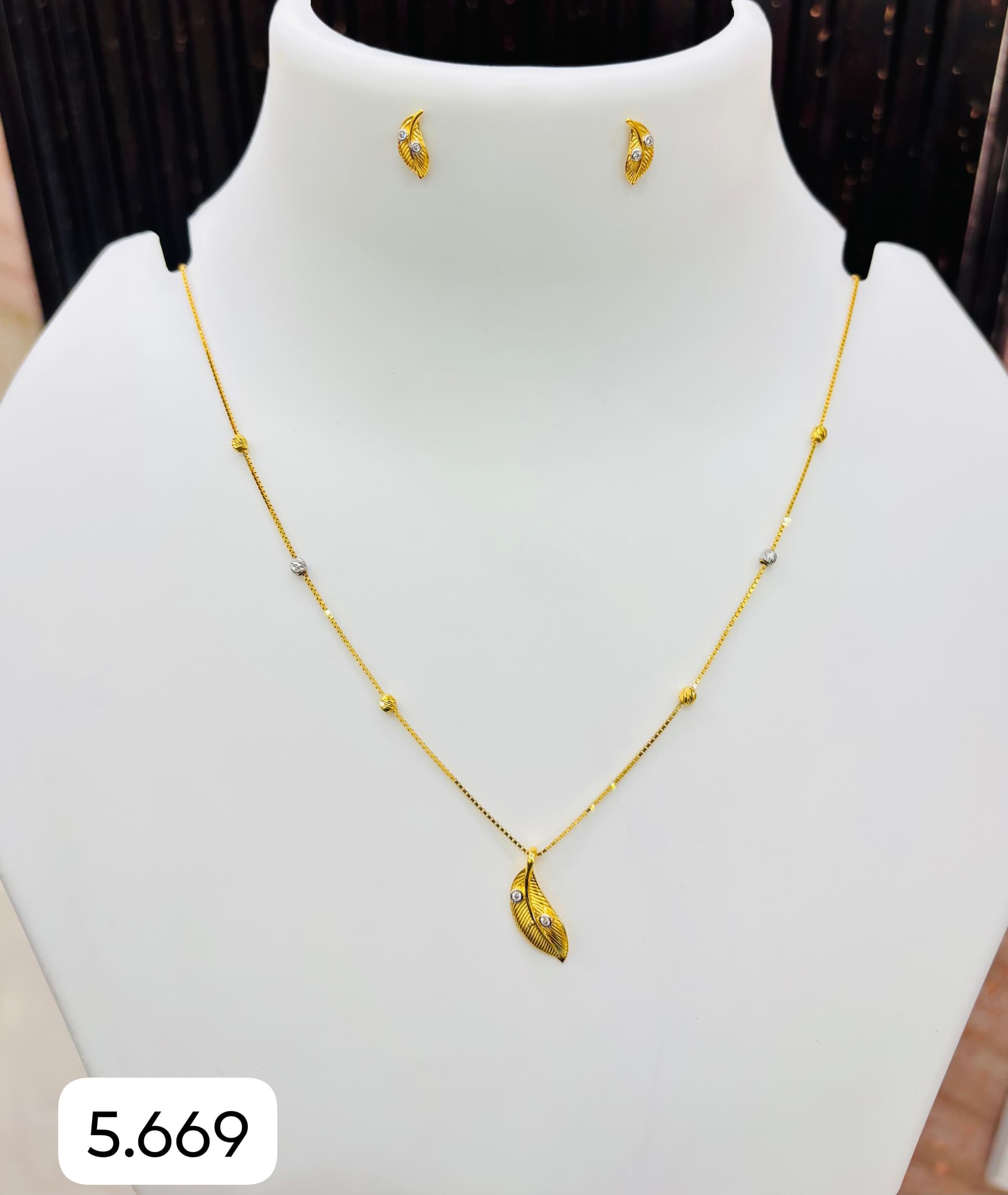 Leaf Pendant Satellite Bead Necklace Set