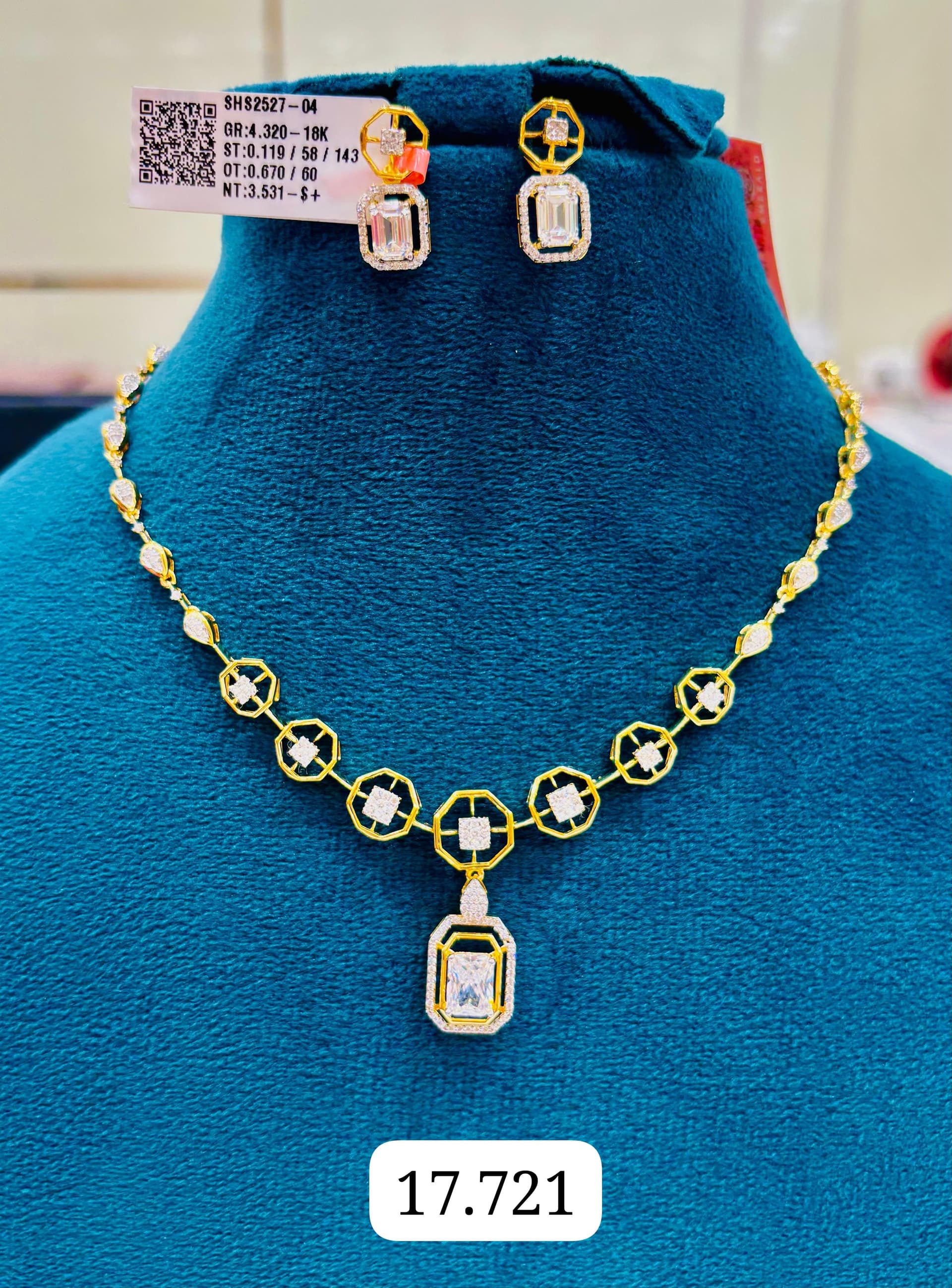 18K Floral Diamond Solitaire Necklace Set