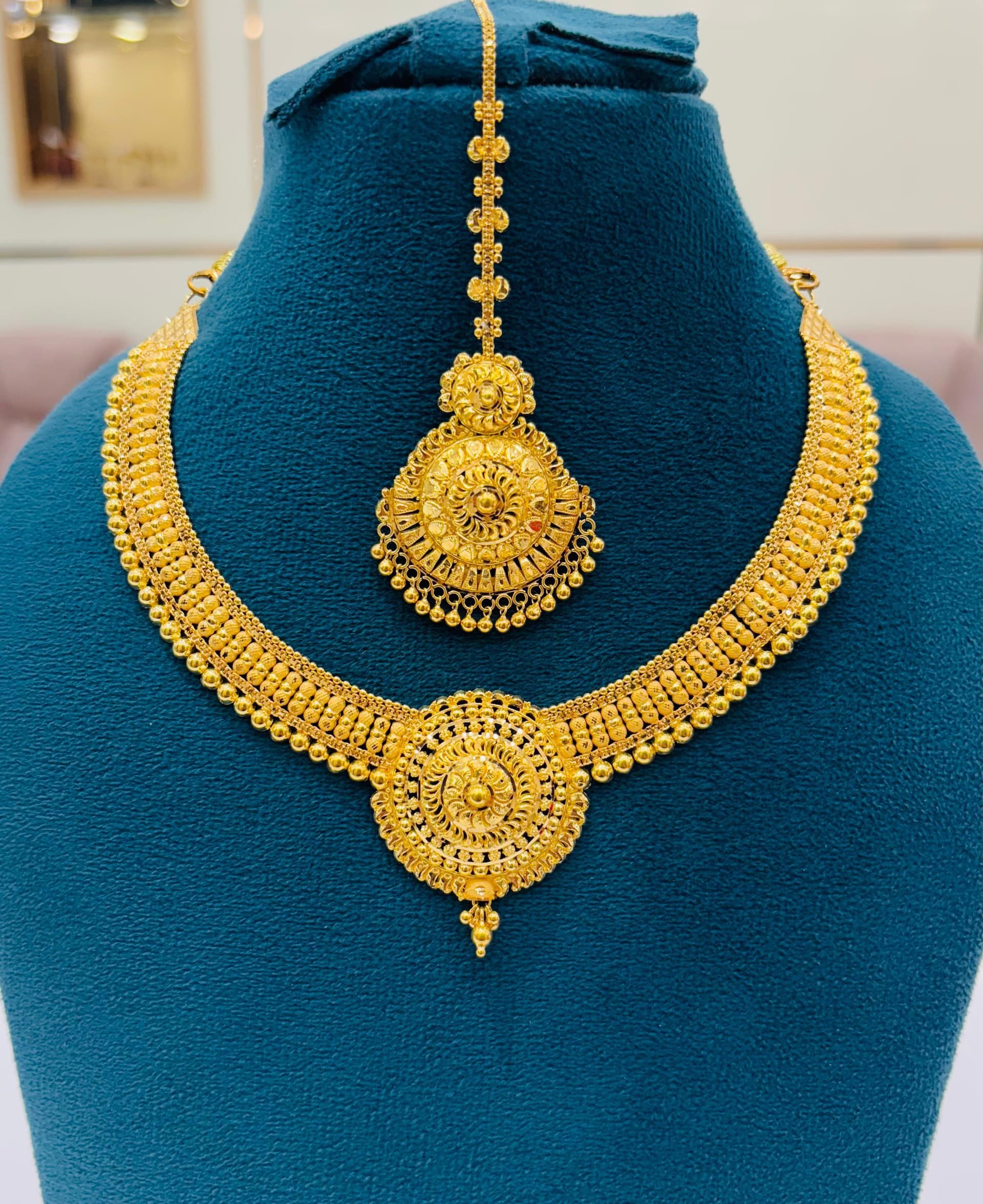 Gold Necklace with Maang Tikka