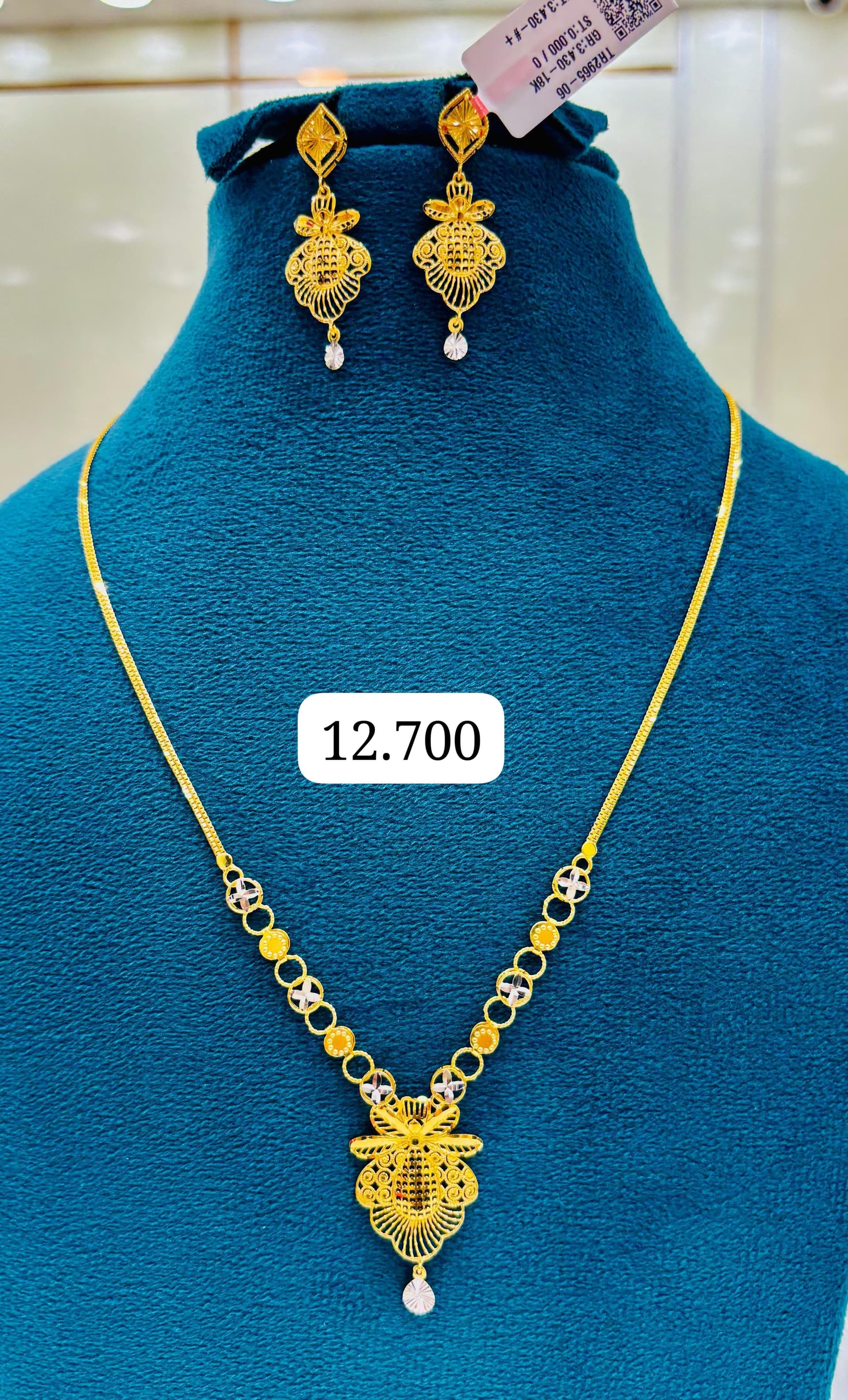 Meera Gold Pendant Set